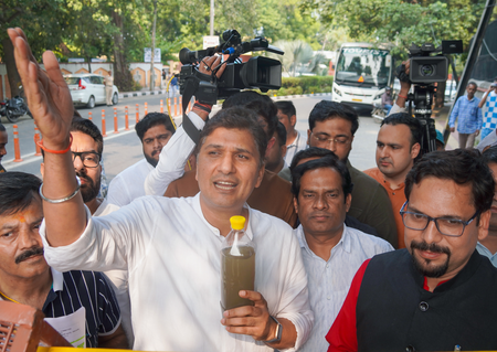 दिल्ली  यमुना का पानी लेकर मुख्यमंत्री आवास पहुंचे आप नेता, पुलिस ने रोका दिल्ली  यमुना का पानी लेकर मुख्यमंत्री आवास पहुंचे आप नेता, पुलिस ने रोका