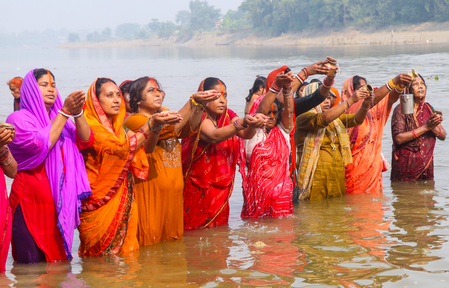 जब सूर्यदेव ने असुर को दिया अपना पुत्र बनने का वरदान, जानिए छठ व्रत से जुड़ी कर्ण की कहानी जब सूर्यदेव ने असुर को दिया अपना पुत्र बनने का वरदान, जानिए छठ व्रत से जुड़ी कर्ण की कहानी
