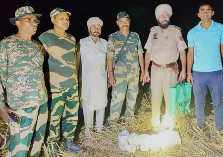पंजाब  बीएसएफ और पुलिस ने संयुक्त अभियान में 12 पैकेट हेरोइन जब्त किए पंजाब  बीएसएफ और पुलिस ने संयुक्त अभियान में 12 पैकेट हेरोइन जब्त किए