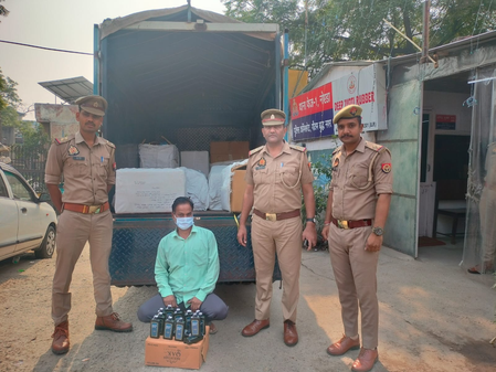 नोएडा पुलिस का एक्शन, 60 पेटी अवैध शराब के साथ एक तस्कर गिरफ्तार नोएडा पुलिस का एक्शन, 60 पेटी अवैध शराब के साथ एक तस्कर गिरफ्तार