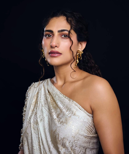 Kubbra Sait recollects quitting MNC job for her Bollywood calling Kubbra Sait recollects quitting MNC job for her Bollywood calling