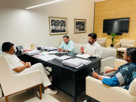 तेलंगाना  सीएम रेवंत रेड्डी से केसी वेणुगोपाल की महत्वपूर्ण बैठक, नए डीसीसी अध्यक्षों की नियुक्ति पर चर्चा तेलंगाना  सीएम रेवंत रेड्डी से केसी वेणुगोपाल की महत्वपूर्ण बैठक, नए डीसीसी अध्यक्षों की नियुक्ति पर चर्चा
