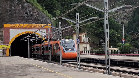 जम्मू कश्मीर रियासी में वंदे भारत एक्सप्रेस का नया स्टॉपेज, स्थानीय लोगों में खुशी जम्मू कश्मीर रियासी में वंदे भारत एक्सप्रेस का नया स्टॉपेज, स्थानीय लोगों में खुशी