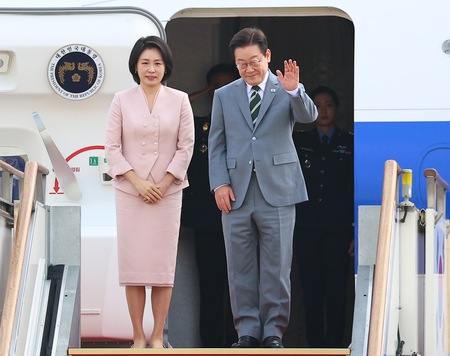 South Korean President Lee departs for Malaysia to attend ASEAN summit South Korean President Lee departs for Malaysia to attend ASEAN summit