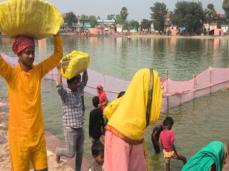 छठ महापर्व पर बिहार के उलार सूर्य मंदिर में दिखी भक्तों की भीड़, कुंड में भक्तों ने किया स्नान छठ महापर्व पर बिहार के उलार सूर्य मंदिर में दिखी भक्तों की भीड़, कुंड में भक्तों ने किया स्नान