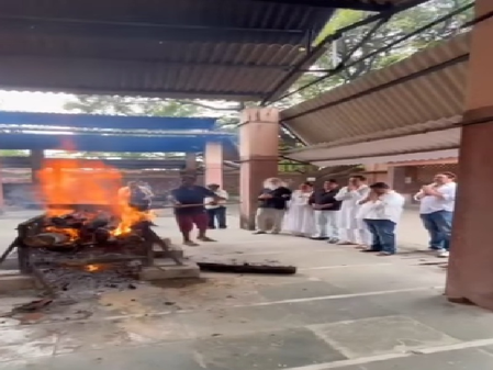 साराभाई वर्सेस साराभाई के साथी कलाकारों ने गाना गाकर सतीश शाह को दी अंतिम विदाई, आंखें हुईं नम साराभाई वर्सेस साराभाई के साथी कलाकारों ने गाना गाकर सतीश शाह को दी अंतिम विदाई, आंखें हुईं नम