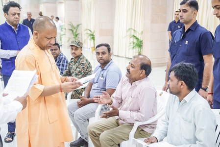 कलाकार ने सांस्कृतिक मंच दिलाने की रखी मांग, सीएम बोले- स्थानीय कलाकारों को मिले अधिक मौका कलाकार ने सांस्कृतिक मंच दिलाने की रखी मांग, सीएम बोले- स्थानीय कलाकारों को मिले अधिक मौका