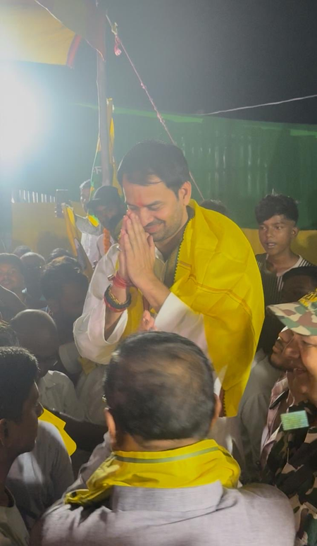 तेज प्रताप यादव का तेजस्वी पर वार, मुख्यमंत्री कौन बनेगा, ये जनता तय करेगी तेज प्रताप यादव का तेजस्वी पर वार, मुख्यमंत्री कौन बनेगा, ये जनता तय करेगी