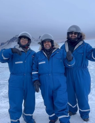 आइसलैंड की वादियों में गूंजा शंकर महादेवन का जादू, दोस्तों संग गाया दिल धड़कने दो आइसलैंड की वादियों में गूंजा शंकर महादेवन का जादू, दोस्तों संग गाया दिल धड़कने दो