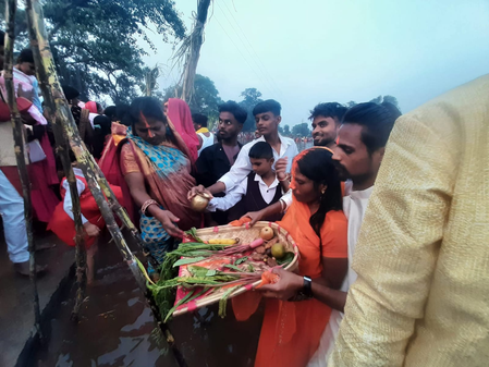 झारखंड में छठ महापर्व की धूम, डूबते सूर्य को अर्घ्य देने घाटों पर उमड़ा श्रद्धालुओं का सैलाब झारखंड में छठ महापर्व की धूम, डूबते सूर्य को अर्घ्य देने घाटों पर उमड़ा श्रद्धालुओं का सैलाब
