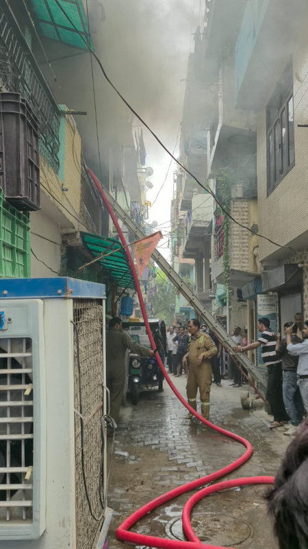 गाजियाबाद मकान में लगी भीषण आग, फायर ब्रिगेड की तत्परता से बड़ी घटना टली गाजियाबाद मकान में लगी भीषण आग, फायर ब्रिगेड की तत्परता से बड़ी घटना टली