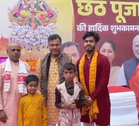 दिल्ली मंत्री प्रवेश वर्मा ने छठव्रतियों के लिए घर के लोन में बनवा दिया छठ घाट, पत्नी संग अनुष्ठान में हुए शामिल दिल्ली मंत्री प्रवेश वर्मा ने छठव्रतियों के लिए घर के लोन में बनवा दिया छठ घाट, पत्नी संग अनुष्ठान में हुए शामिल