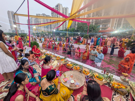 नोएडा में लाखों श्रद्धालुओं ने छठ महापर्व पर अस्ताचलगामी सूर्य को दिया अर्घ्य नोएडा में लाखों श्रद्धालुओं ने छठ महापर्व पर अस्ताचलगामी सूर्य को दिया अर्घ्य