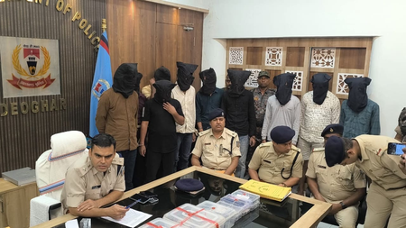 झारखंडः एचडीएफसी डकैती कांड में बिहार के 11 अपराधी गिरफ्तार, हथियार, कार और 5.5 लाख नकद बरामद झारखंडः एचडीएफसी डकैती कांड में बिहार के 11 अपराधी गिरफ्तार, हथियार, कार और 5.5 लाख नकद बरामद