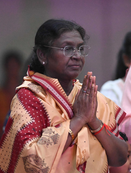 राष्ट्रपति द्रौपदी मुर्मू ने छठ पूजा समारोह में लिया भाग, नागरिकों की खुशहाली की प्रार्थना राष्ट्रपति द्रौपदी मुर्मू ने छठ पूजा समारोह में लिया भाग, नागरिकों की खुशहाली की प्रार्थना