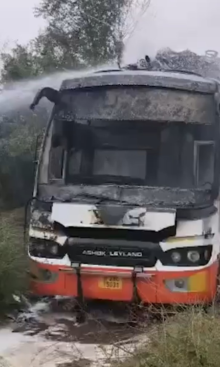 राजस्थान मजदूरों से भरी बस में करंट दौड़ने के बाद लगी आग, दो मजदूरों की मौत, डिप्टी सीएम प्रेमचंद बैरवा ने दुख जताया राजस्थान मजदूरों से भरी बस में करंट दौड़ने के बाद लगी आग, दो मजदूरों की मौत, डिप्टी सीएम प्रेमचंद बैरवा ने दुख जताया