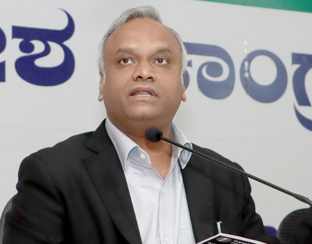 सेमीकंडक्टर विवाद कर्नाटक के मंत्री खड़गे बोले, भाजपा और असम सीएम मेरे शब्दों को तोड़-मरोड़ कर पेश कर रहे सेमीकंडक्टर विवाद कर्नाटक के मंत्री खड़गे बोले, भाजपा और असम सीएम मेरे शब्दों को तोड़-मरोड़ कर पेश कर रहे