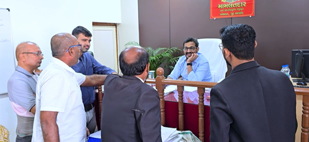 गुजरात आणंद जिले के कलेक्टर की अनूठी पहल, तालुका मुख्यालयों पर हो रहा राजस्व मामलों का निपटारा गुजरात आणंद जिले के कलेक्टर की अनूठी पहल, तालुका मुख्यालयों पर हो रहा राजस्व मामलों का निपटारा
