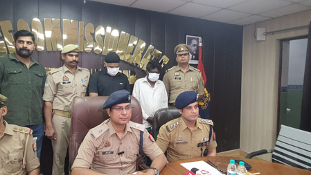 नोएडा मंदिर में चोरी के मामले में दो शातिर चोर गिरफ्तार, चांदी की बार, अवैध चाकू और बाइक बरामद नोएडा मंदिर में चोरी के मामले में दो शातिर चोर गिरफ्तार, चांदी की बार, अवैध चाकू और बाइक बरामद