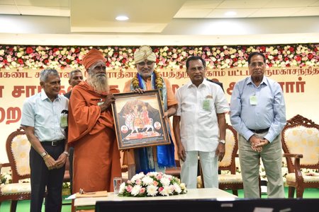 तमिलनाडु पहुंचे उपराष्ट्रपति ने विकसित भारत का लक्ष्य प्राप्त करने के लिए सामूहिक प्रयासों का किया आह्वान तमिलनाडु पहुंचे उपराष्ट्रपति ने विकसित भारत का लक्ष्य प्राप्त करने के लिए सामूहिक प्रयासों का किया आह्वान
