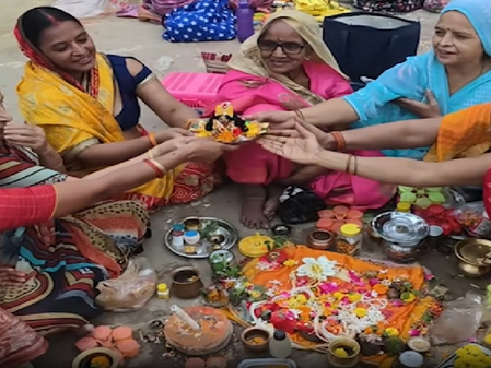 गोपाष्टमी पर कृष्णा भक्ति में डूबी महिलाएं, शुरू की भगवान शालिग्राम और तुलसी के विवाह की तैयारियां गोपाष्टमी पर कृष्णा भक्ति में डूबी महिलाएं, शुरू की भगवान शालिग्राम और तुलसी के विवाह की तैयारियां