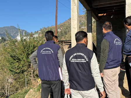 जम्मू-कश्मीर नौकरी के नाम पर धोखाधड़ी मामले में सीबीके ने डोडा में आरोपी के ठिकाने पर छापा मारा जम्मू-कश्मीर नौकरी के नाम पर धोखाधड़ी मामले में सीबीके ने डोडा में आरोपी के ठिकाने पर छापा मारा