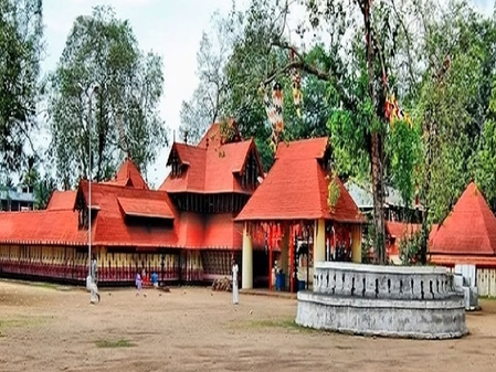 कुरम्बा भगवती मंदिर मां काली को प्रसन्न करने के लिए भक्त खेलते हैं खून की होली, देते हैं गालियां कुरम्बा भगवती मंदिर मां काली को प्रसन्न करने के लिए भक्त खेलते हैं खून की होली, देते हैं गालियां