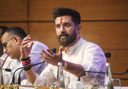 असदुद्दीन ओवैसी मुसलमानों को अपनी निजी संपत्ति मानते हैं  चिराग पासवान असदुद्दीन ओवैसी मुसलमानों को अपनी निजी संपत्ति मानते हैं  चिराग पासवान