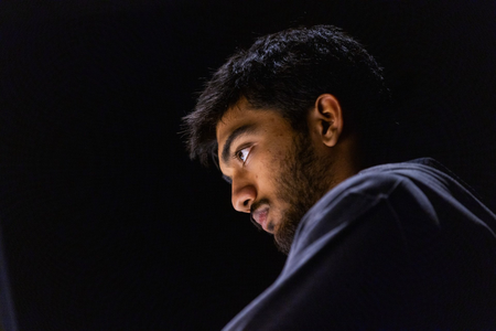 क्लच शतरंज चैंपियन शोडाउन  गुकेश अंतिम स्थान पर खिसके, कार्लसन ने बनाई बढ़त