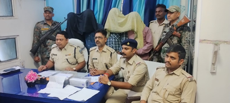 झारखंडः चतरा में अपराध की योजना बनाते राहुल सिंह गिरोह के चार गुर्गे गिरफ्तार, दो पिस्टल और 10 जिंदा कारतूस बरामद झारखंडः चतरा में अपराध की योजना बनाते राहुल सिंह गिरोह के चार गुर्गे गिरफ्तार, दो पिस्टल और 10 जिंदा कारतूस बरामद