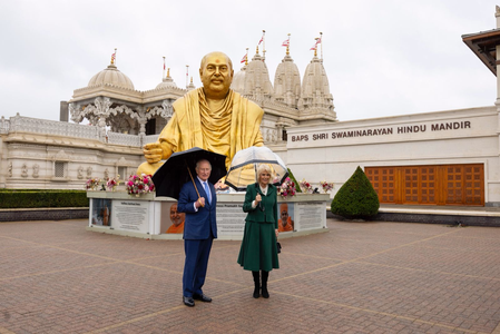 ब्रिटेन के महाराजा चार्ल्स तृतीय और महारानी कैमिला ने नीसडन मंदिर के नाम से विश्वविख्यात बीएपीएस स्वामिनारायण मंदिर, लंदन का दौरा किया ब्रिटेन के महाराजा चार्ल्स तृतीय और महारानी कैमिला ने नीसडन मंदिर के नाम से विश्वविख्यात बीएपीएस स्वामिनारायण मंदिर, लंदन का दौरा किया