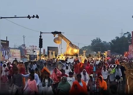 अयोध्या में 14 कोसी परिक्रमा में उमड़ी श्रद्धालुओं की भीड़, बारिश के बावजूद दिखा जबरदस्त उत्साह