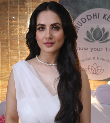 पूजा बनर्जी का डर्टी स्कैम्स लुक जीनत अमान-जया प्रदा से ली प्रेरणा