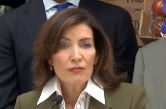 अमेरिका में दिख रहा शटडाउन का असर, खाद्य सहायता के निलंबन से पहले न्यूयॉर्क में इमरजेंसी की घोषणा अमेरिका में दिख रहा शटडाउन का असर, खाद्य सहायता के निलंबन से पहले न्यूयॉर्क में इमरजेंसी की घोषणा