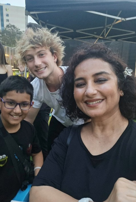 Divya Dutta feels the 'buzz of the backstage' during the Enrique Iglesias concert Divya Dutta feels the 'buzz of the backstage' during the Enrique Iglesias concert