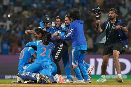 Kareena, Rishab Shetty & others praises team India for reaching the Women’s World Cup final Kareena, Rishab Shetty & others praises team India for reaching the Women’s World Cup final