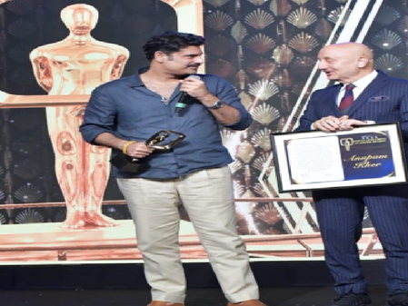 बेटे सिकंदर पर अनुपम खेर और किरण खेर ने लुटाया प्यार, जन्मदिन पर दी दिल खोलकर बधाई बेटे सिकंदर पर अनुपम खेर और किरण खेर ने लुटाया प्यार, जन्मदिन पर दी दिल खोलकर बधाई