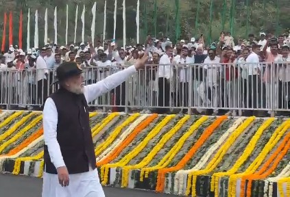 राष्ट्रीय एकता दिवस परेड मार्ग पर पीएम मोदी का पैदल सफर, लोगों का किया अभिवादन राष्ट्रीय एकता दिवस परेड मार्ग पर पीएम मोदी का पैदल सफर, लोगों का किया अभिवादन