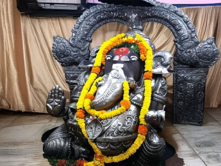 श्री लक्ष्मी गणपति वारी मंदिर चट्टान पर बनी भगवान गणेश की प्रतिमा, कान में फुसफुसाकर भक्त मांगते हैं मनोकामना श्री लक्ष्मी गणपति वारी मंदिर चट्टान पर बनी भगवान गणेश की प्रतिमा, कान में फुसफुसाकर भक्त मांगते हैं मनोकामना