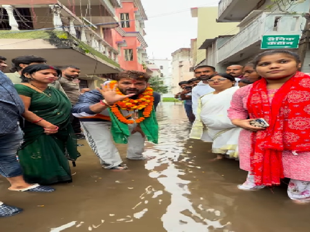 छपरा की गलियों का जमा पानी दिखाकर खेसारी लाल यादव ने साधा एनडीए सरकार पर निशाना छपरा की गलियों का जमा पानी दिखाकर खेसारी लाल यादव ने साधा एनडीए सरकार पर निशाना