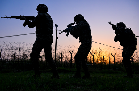 पंजाब बीएसएफ जवानों ने सीमा पर पाकिस्तानी घुसपैठिए को दबोचा, पूछताछ जारी पंजाब बीएसएफ जवानों ने सीमा पर पाकिस्तानी घुसपैठिए को दबोचा, पूछताछ जारी