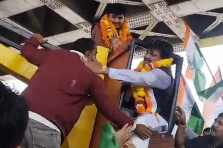 मध्य प्रदेश सांसद ने कर्मचारी को जड़ा थप्पड़, सोशल मीडिया पर वीडियो वायरल मध्य प्रदेश सांसद ने कर्मचारी को जड़ा थप्पड़, सोशल मीडिया पर वीडियो वायरल