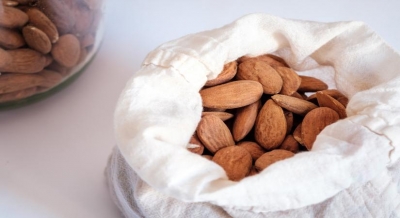 Snack on almonds, walnuts to cut heart disease, diabetes, stroke risk Snack on almonds, walnuts to cut heart disease, diabetes, stroke risk