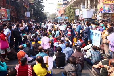 WBSSC job case: ‘Untainted’ teachers start hunger strike again near commission’s office WBSSC job case: ‘Untainted’ teachers start hunger strike again near commission’s office