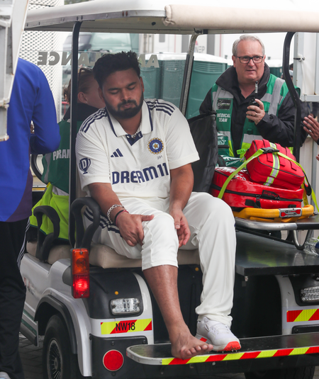 4th Test: Pant taken for scans after leaving the field due to right foot injury (Ld)