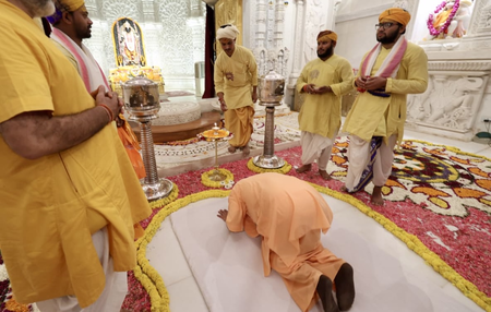 मुख्यमंत्री योगी ने श्रीरामलला के दरबार में लगाई हाजिरी, आरती उतारकर की परिक्रमा मुख्यमंत्री योगी ने श्रीरामलला के दरबार में लगाई हाजिरी, आरती उतारकर की परिक्रमा