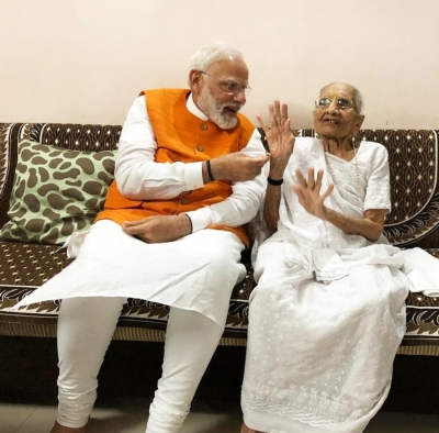 मां के निधन के बाद पीएम मोदी ने लिखी थी 17 पन्नों की चिट्ठी, मनोज मुंतशिर ने शेयर किया भावनात्मक अनुभव मां के निधन के बाद पीएम मोदी ने लिखी थी 17 पन्नों की चिट्ठी, मनोज मुंतशिर ने शेयर किया भावनात्मक अनुभव