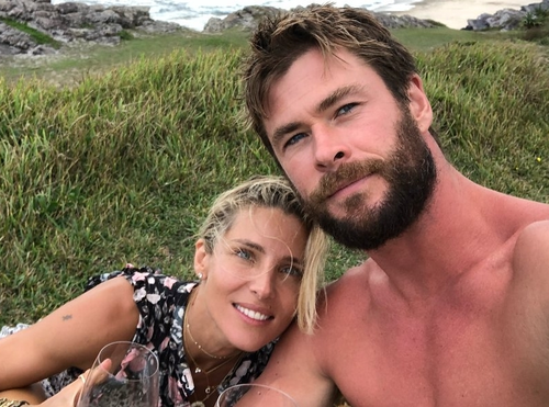  Chris Hemsworth, Wife Elsa Pataky Defy Split Rumours With Loved-up Christmas Pic-TeluguStop.com