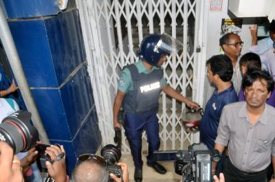 आवामी लीग ने यूनुस सरकार पर नेताओं की मनमानी गिरफ्तारी का लगाया आरोप आवामी लीग ने यूनुस सरकार पर नेताओं की मनमानी गिरफ्तारी का लगाया आरोप