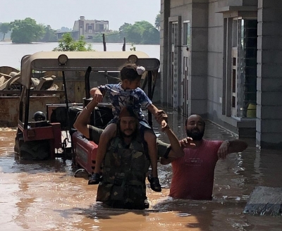 पंजाब में बाढ़ के कारण 3 लोगों की मौत, अब तक 8 हजार लोगों को बचाया गया स्पेशल डीजीपी पंजाब में बाढ़ के कारण 3 लोगों की मौत, अब तक 8 हजार लोगों को बचाया गया स्पेशल डीजीपी